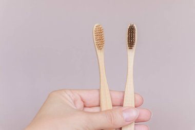İki ahşap bambu diş fırçası.