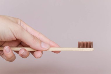 Elde ahşap bambu diş fırçası