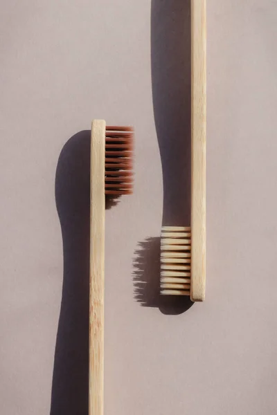 Dos Cepillos Dientes Bambú Biodegradables Sobre Fondo Beige Con Sombras —  Fotos de Stock
