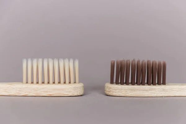 Dos Cepillos Dientes Bambú Biodegradables Sobre Fondo Beige —  Fotos de Stock