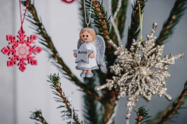 Anna adında seramik melek şeklinde bir Noel ağacı oyuncağı..