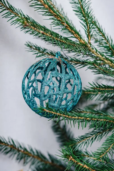 Boże Narodzenie Zabawki Niebieska Piłka Cekinach Wisi Drzewie — Zdjęcie stockowe