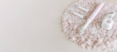 Ultrasonik diş fırçası, değiştirilebilir başlıklar ve deniz tuzu kristalleri ile şarj ediliyor.