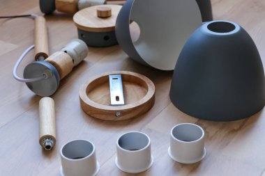 Evde mobilya montajı. Avizenin kendiliğinden montajı. Parıltının ayrıntıları yere serildi..