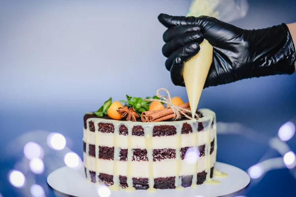 Chef Pastelería Decora Pastel Desnudo Chocolate Con Gotas Chocolate Blanco — Foto de Stock