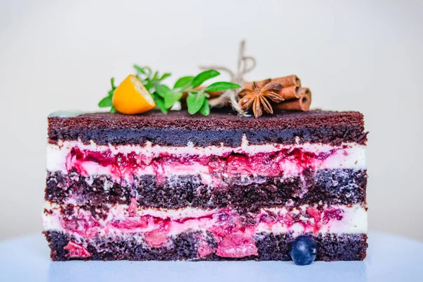 Pastel Desnudo Chocolate Con Crema Cereza Cortada — Foto de Stock