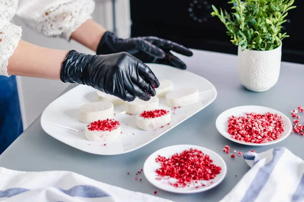 Chef Pastelería Decora Los Pasteles Soufflé Leche Ave Con Frambuesas —  Fotos de Stock