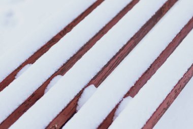 Tezgah tahtaları karla kaplı.