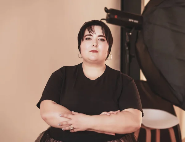 Portret Van Een Mollige Brunette Met Kort Haar Een Zwart — Stockfoto