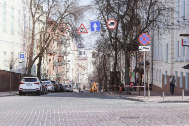 Kyiv, Ukrayna 03.27.2021: Baharda Sofievskaya Caddesi manzarası