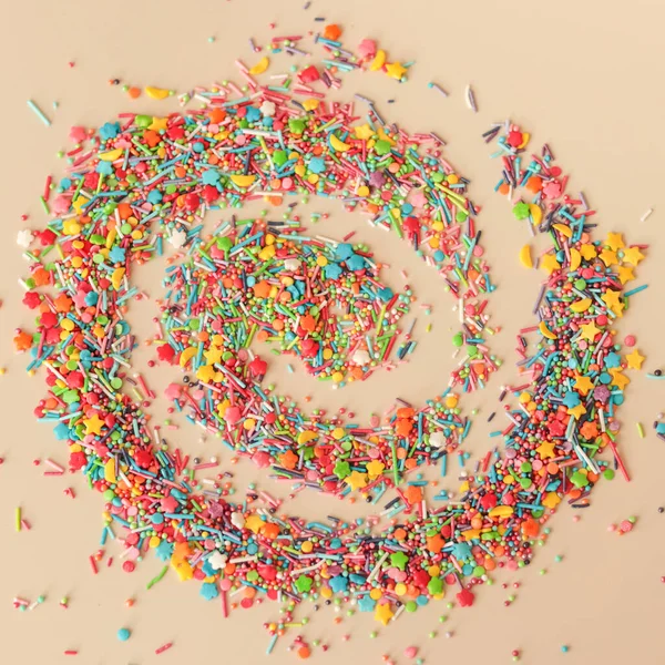 Spirala Wielokolorowych Posypek Cukru Różnych Kształtach Jasnym Tle — Zdjęcie stockowe