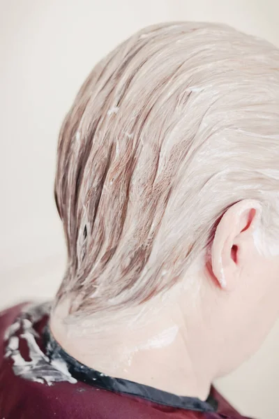 Home Dyeing Hair Dye Short Gray Hair Blonde Color View — Stock Photo, Image