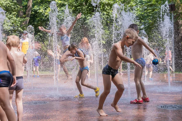 Kiev Ucrania 2021 Muchos Niños Niñas Niños Corriendo Saltando Los Imágenes de stock libres de derechos