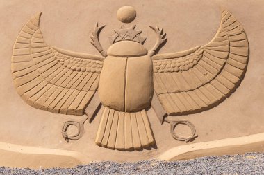 Hurghada, Kızıldeniz Valiliği, Mısır 13.09.2021: Böcek resmi kum heykeli