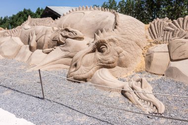 Hurghada, Kızıldeniz Valiliği, Mısır 13.09.2021: Deniz kumu dinozor figürleriyle avlanma sahnesi