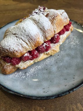 Ahududu ve maskarpon kremalı kruvasan.