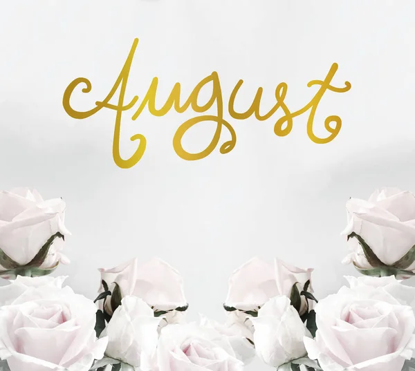 白色玫瑰框背景上八月笔迹金黄 — 图库照片
