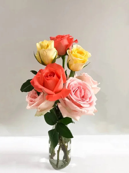Indah Karangan Bunga Mawar Dalam Vas Pada Latar Belakang Putih — Stok Foto