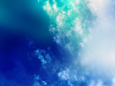 Bulutlu mavi ve yeşil tonlu gökyüzü