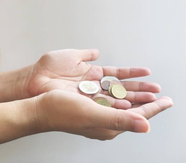 Gri arkaplanda avro sikkelerini tutan