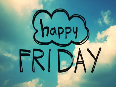 Gerçek bulutlu gökyüzünün arka planında bulut çerçevesi olan siyah mutlu cuma yazıları