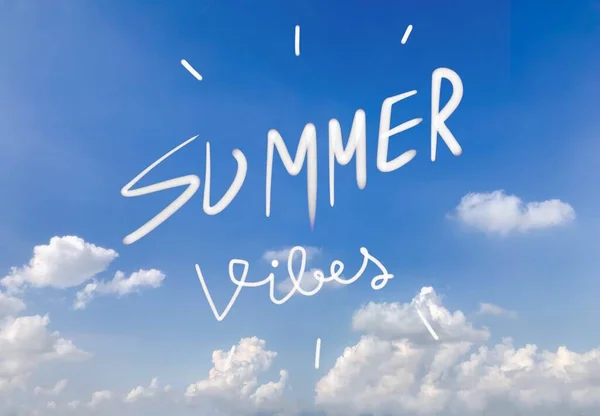 Літо Вібрує Написання Блакитному Хмарному Небі — стокове фото