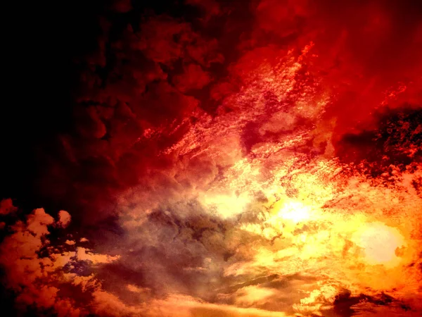 Dramatisk Röd Grumlig Himmel Med Sol Hög Kontrast — Stockfoto