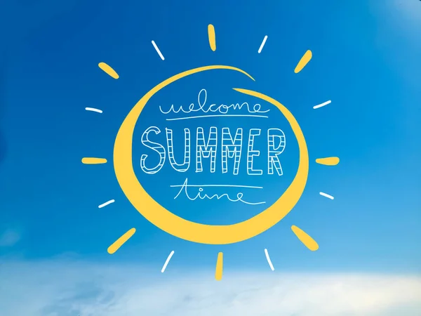 Céu Azul Nublado Tiro Com Sol Desenhado Lettering Horário Verão — Fotografia de Stock