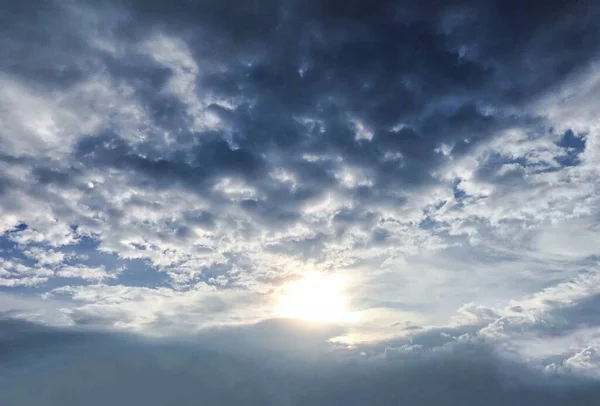 Ήλιος Φωτισμένα Σύννεφα Στον Ουρανό Φυσική Ταπετσαρία — Φωτογραφία Αρχείου