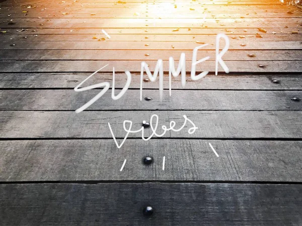 Zon Verlicht Houten Pad Zomer Vibes Belettering — Stockfoto