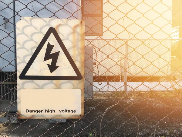 Hoogspanning Pijl Waarschuwingsbord Hek — Stockfoto