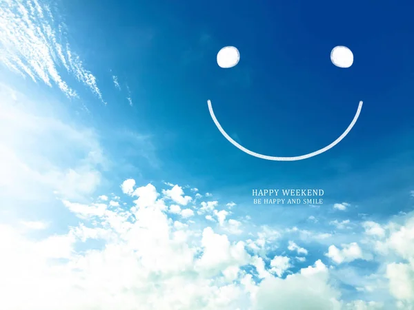 Hymiö Kasvot Kirjoitus Onnellinen Viikonloppu Olla Onnellinen Hymyillä Sininen Pilvinen — kuvapankkivalokuva