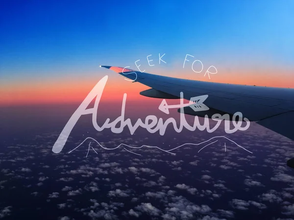 Suche Nach Abenteuer Schriftzug Auf Hintergrund Mit Flugzeugflügel Himmel — Stockfoto