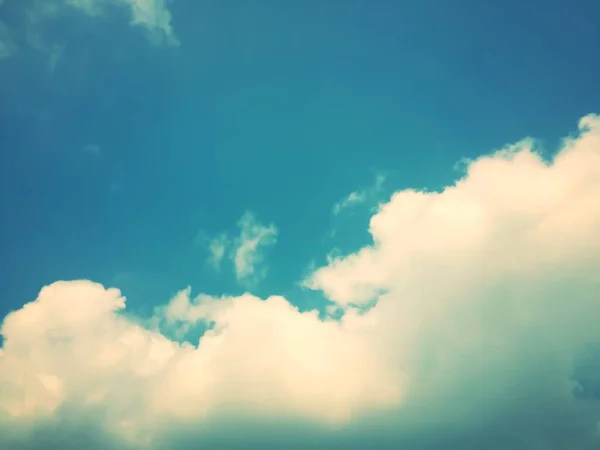 Тонований Знімок Блакитного Неба Хмарами — стокове фото