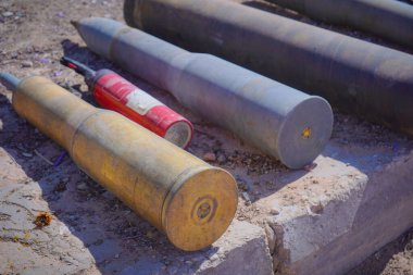 Yemen 'in Seiyun kentinde, 4 Ocak 2026' da, Yemen Silahlı Kuvvetleri ile BAE destekli STC arasındaki şiddetli çatışmaların ardından terk edilmiş tanklar ve patlamamış topçu mermileri sokaklara saçıldı. Şiddetli çatışmalar STC güçlerinin geri çekilmesiyle sonuçlandı.