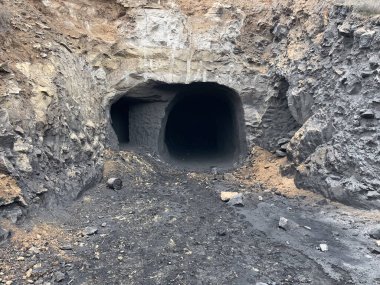 Halep 'in Sarrin ilçesinde, Kürt SDF savaşçılarının geri çekilmesinin ardından ortaya çıkarılan geniş bir yeraltı şebekesini 27 Ocak 2026' da görüntüledi..