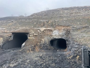 Halep 'in Sarrin ilçesinde, Kürt SDF savaşçılarının geri çekilmesinin ardından ortaya çıkarılan geniş bir yeraltı şebekesini 27 Ocak 2026' da görüntüledi..