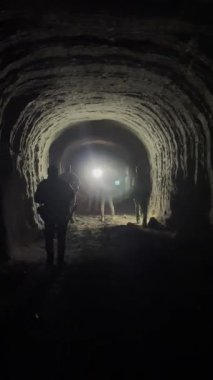 Suriye 'nin kuzeydoğusundaki Suriye Demokratik Güçleri' nden Kürt savaşçıların çekilmesi sonrasında Suriye ordusu tarafından büyük bir tünel ağı ortaya çıkarıldı. Kobani, Suriye, 27 Ocak 2026