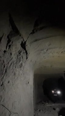 Suriye 'nin kuzeydoğusundaki Suriye Demokratik Güçleri' nden Kürt savaşçıların çekilmesi sonrasında Suriye ordusu tarafından büyük bir tünel ağı ortaya çıkarıldı. Kobani, Suriye, 27 Ocak 2026