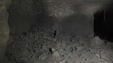 Suriye 'nin kuzeydoğusundaki Suriye Demokratik Güçleri' nden Kürt savaşçıların çekilmesi sonrasında Suriye ordusu tarafından büyük bir tünel ağı ortaya çıkarıldı. Kobani, Suriye, 27 Ocak 2026