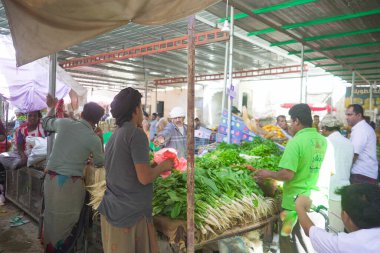 Çatışmanın ortasında Yemen 'deki Ramazan atmosferi. Vatandaşlar kutsal Ramazan ayına hazırlanırken, yerel pazarlar faaliyetlerin yeniden canlanmasına tanık oluyor. Seiyun, Yemen, 15 Ocak 2026.