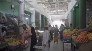 Ramazan atmosferi, Ramazan yemekleri. Müslümanlar kutsal Ramazan ayı yaklaşırken pazardan alışveriş yapıyorlar. Yemen, 15 Ocak 2026