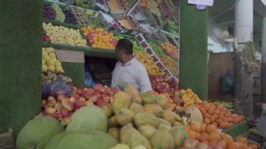 Ramazan atmosferi, Ramazan yemekleri. Müslümanlar kutsal Ramazan ayı yaklaşırken pazardan alışveriş yapıyorlar. Yemen, 15 Ocak 2026