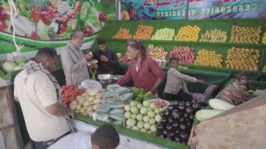 Ramazan atmosferi, Ramazan yemekleri. Müslümanlar kutsal Ramazan ayı yaklaşırken pazardan alışveriş yapıyorlar. Yemen, 15 Ocak 2026