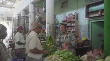 Ramazan atmosferi, Ramazan yemekleri. Müslümanlar kutsal Ramazan ayı yaklaşırken pazardan alışveriş yapıyorlar. Yemen, 15 Ocak 2026