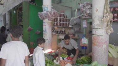 Ramazan atmosferi, Ramazan yemekleri. Müslümanlar kutsal Ramazan ayı yaklaşırken pazardan alışveriş yapıyorlar. Yemen, 15 Ocak 2026