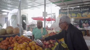 Ramazan atmosferi, Ramazan yemekleri. Müslümanlar kutsal Ramazan ayı yaklaşırken pazardan alışveriş yapıyorlar. Yemen, 15 Ocak 2026