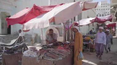 Ramazan atmosferi, Ramazan yemekleri. Müslümanlar kutsal Ramazan ayı yaklaşırken pazardan alışveriş yapıyorlar. Yemen, 15 Ocak 2026