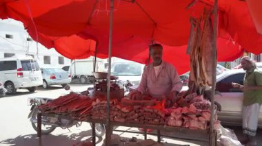 Ramazan atmosferi, Ramazan yemekleri. Müslümanlar kutsal Ramazan ayı yaklaşırken pazardan alışveriş yapıyorlar. Yemen, 15 Ocak 2026