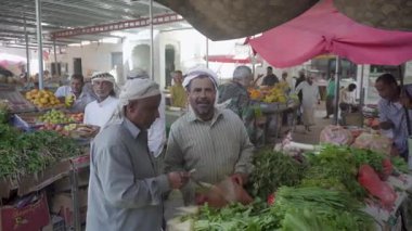 Ramazan atmosferi, Ramazan yemekleri. Müslümanlar kutsal Ramazan ayı yaklaşırken pazardan alışveriş yapıyorlar. Yemen, 15 Ocak 2026